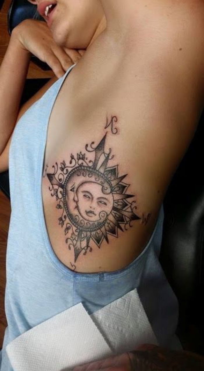 aici sunt soarele și luna și o mare busolă neagră - încă o idee grozavă pentru un tatuaj cu busolă