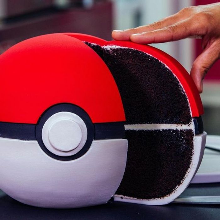 Uma grande pokebola vermelha - outra ótima ideia para uma torta de pokemon de chocolate