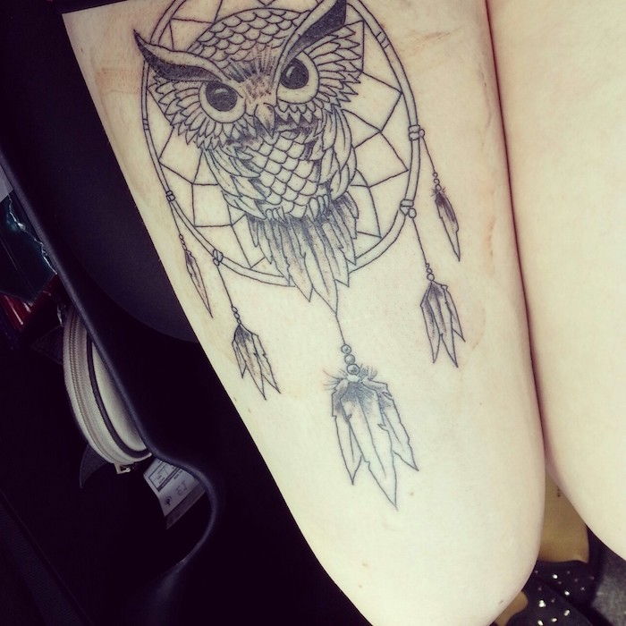 Ta en titt på denne ideen for en tatovering med en ugle og en svart stor drømfanger med lange fjær