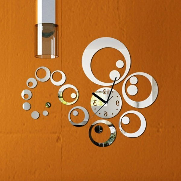 design stenske ure oranžna stena - srebrna barva