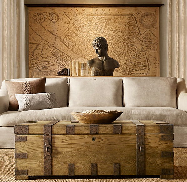 dekorácia obývacej izby so starožitnými prvkami - socha a stolový model ako krabica