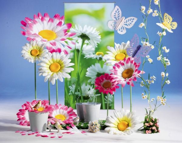krásny obrázok s modrým pozadím, farebné kvety a motýle