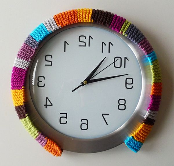 Dizainerio sienos laikrodis - spalvotas rėmas - pagamintas iš megzto