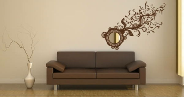 designer zrkadlo-on-a-hnedo-sofa