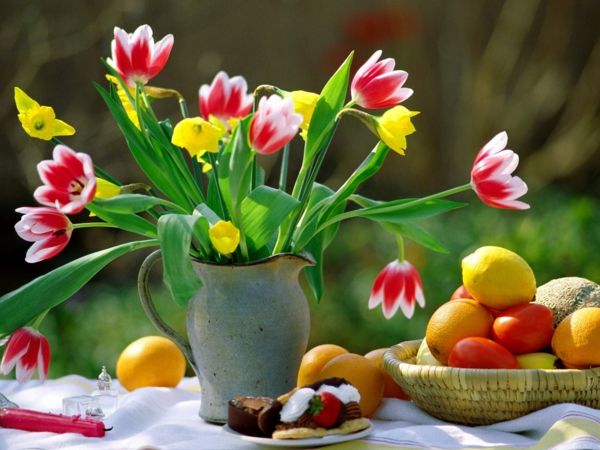 bureaublad achtergrond-veer-kleurrijke-bloemen-en-eieren