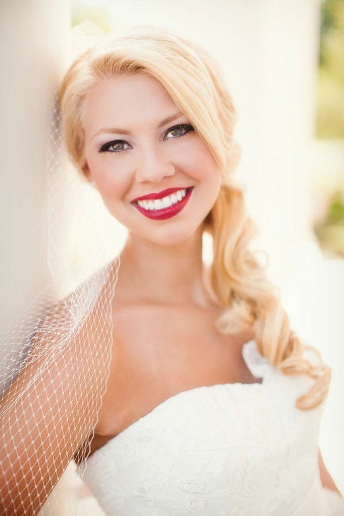 onopvallende make-up-bride-accent-on-lips-red-lipstick-glimlachende-vrouw-gelegenheid te vieren-wedding