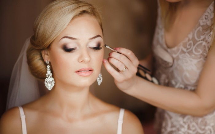 onopvallende make-up-luxe glamourioeser look-brush oogschaduw-diamantenoorringen