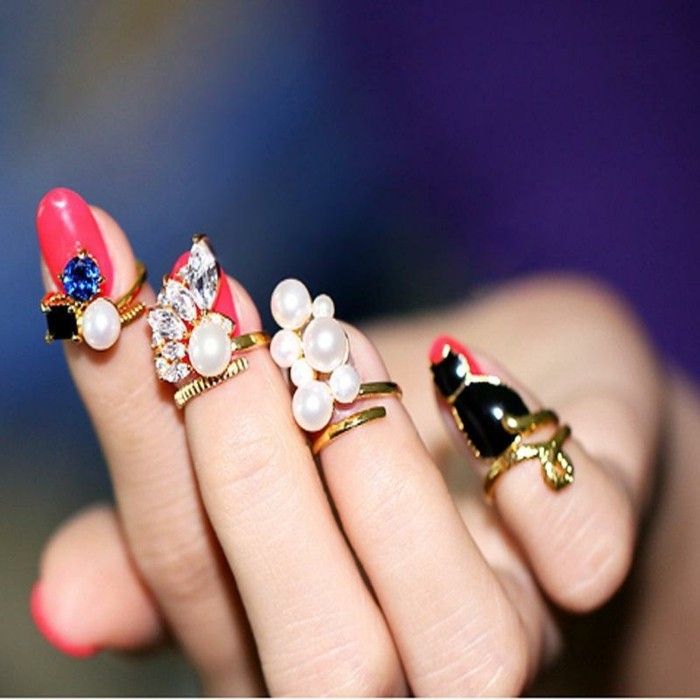 discretos unhas-atraentes unhas-design-with-pérolas-e-pedras-anéis-como-naegeldeko-decoração