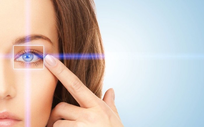 Möjliga komplikationer och eftervård Friska ögon har en kvinna med blå ögon som visar ögat vackra ögonfransar