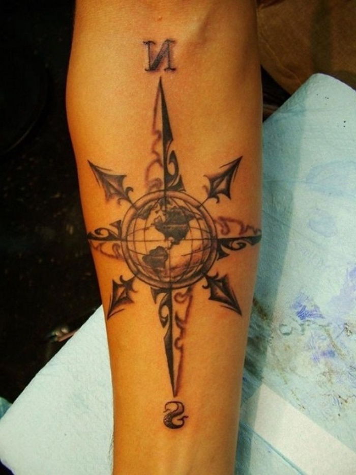 czarny kompas, planeta, ziemia - jeden z naszych pomysłów na tatuaż kompasu na rękę