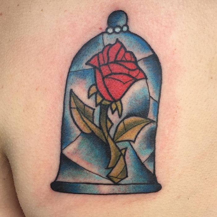 Čia rasite vieną iš mūsų idėjų apie gražią raudoną rožių tatuiruotę - gražiąją žvėrį