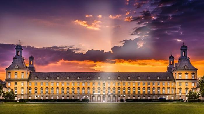 billiga resmål i Tyskland den förtrollande arkitekturen och naturen av landets universitet bonn unigebäude färgstarka moln ovanför