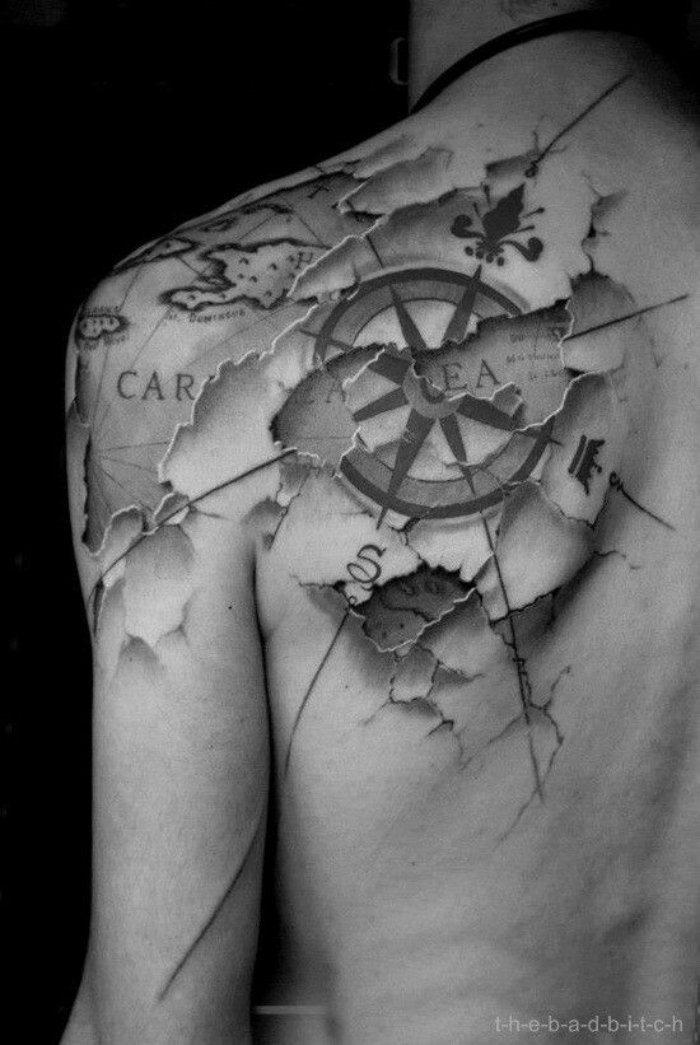 aici este o idee pentru un tatuaj compas - o busolă neagră și harta lumii - ideea unui tatuaj pentru bărbați