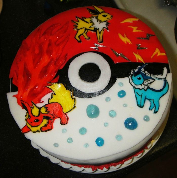 torta de pokemon vermelho que se parece com uma pokeball - com três pequenos seres pokemon, fogo, pokemon fox