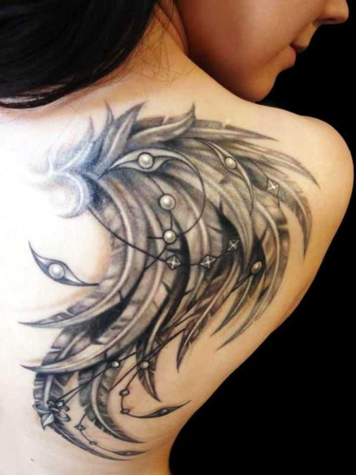 Een ander idee voor een mooie tattoo engel voor de vrouwen - een schouder tattoo engel met lange zwarte veren