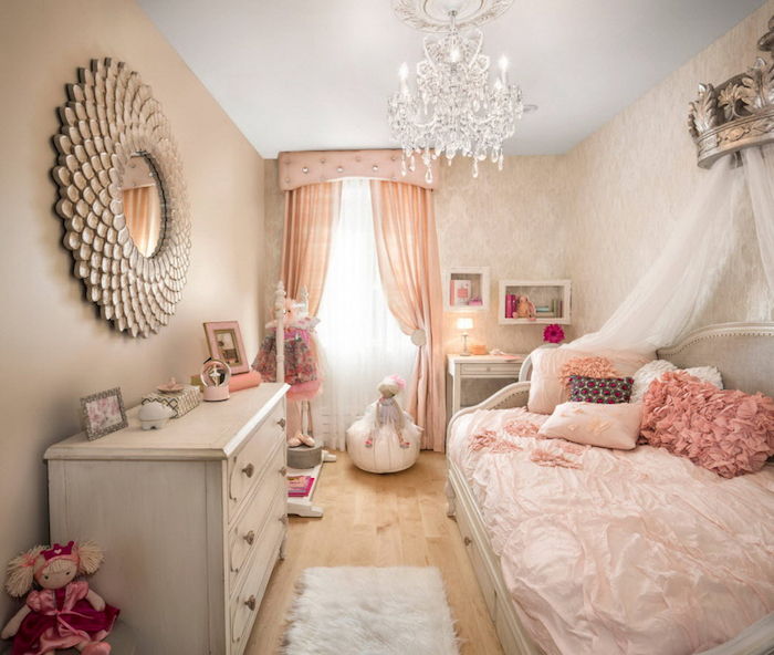 mergaičių kambarys idėjos idėjos princesės kambario lova dizainas su daugybe dekoratyvinių pagalvių veidrodžiai ant sienos pasakų kambario drabužius