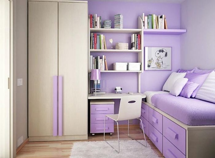 mergaitė, paauglys kambarys, mažas paauglių kambarys, sukuria violetines ir geltonąsias idėjas, skiriančias dekoruoti stalo lentynas