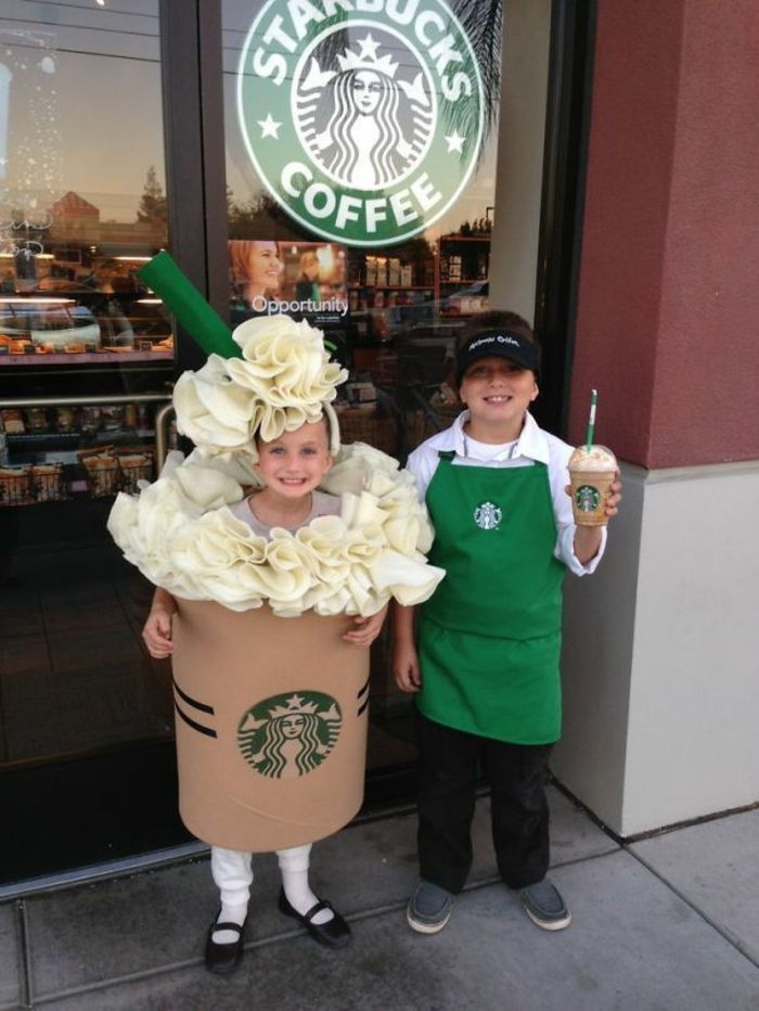 reklama od Starbucks, ako je karnevalový kostým - latte a zamestnanec