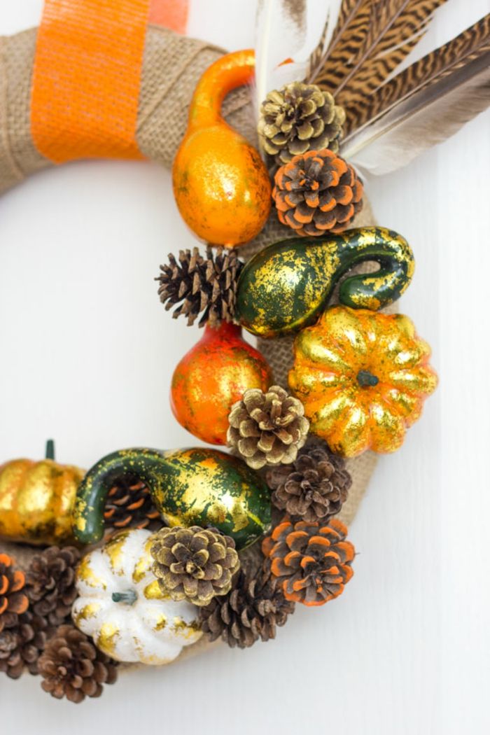 DIY veniec kužeľa, tekvice a perie, jesenné nuansy, skvelé dekoratívne nápady na inšpiráciu a napodobňovanie