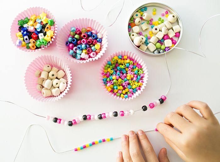 Gjør håndverk med barn, kreative og enkle DIY ideer, lage armbånd av ledning og fargerike perler selv