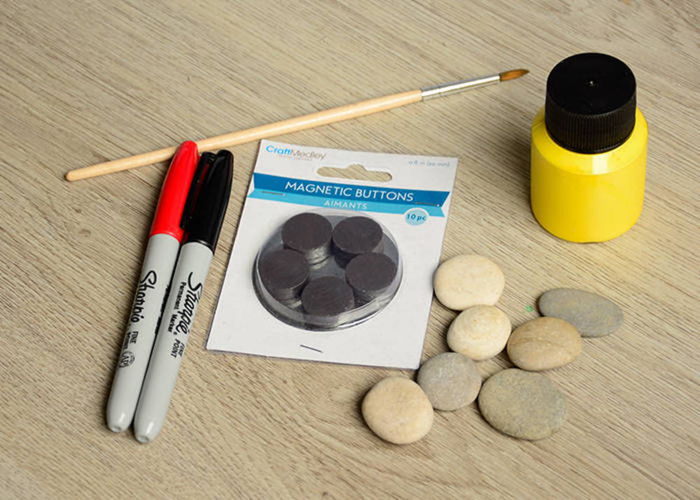 DIY magnet, DIY ideer for barn, materialer: dekorative steiner, små magneter, highlighters, børster, lim