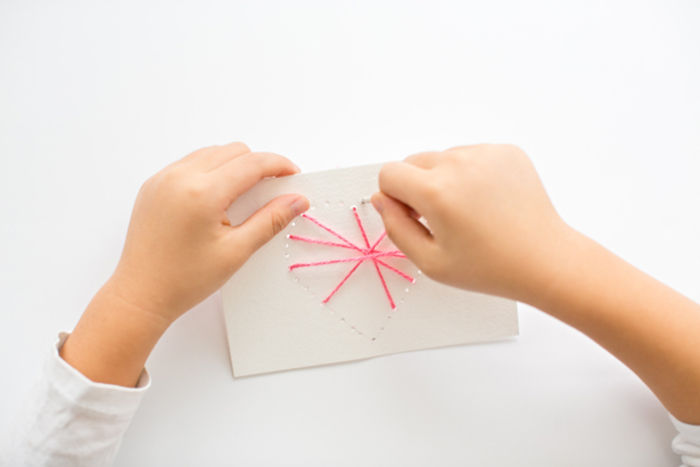 Gör papper och garn vykort själv, rosa hjärtan, enkla DIY-projekt för barn