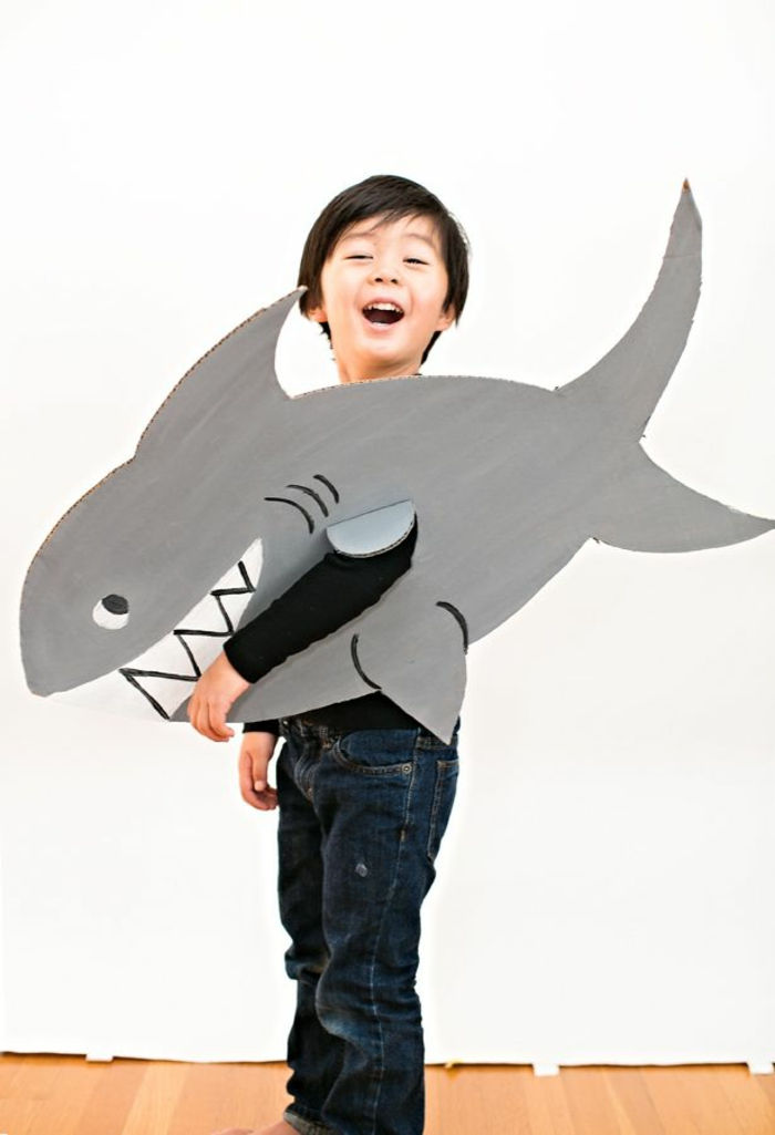 urobiť kostým z samotnej lepenky - žralok pre malého chlapca