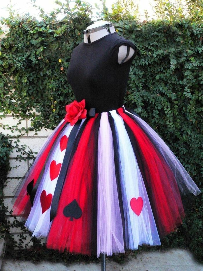 urobte šaty ako kostým s ružou, čiernou blúzkou a farebnou sukňou na záhrade