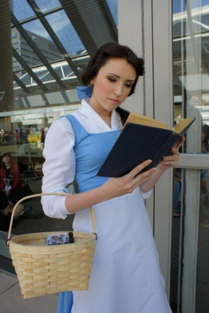 DIY kostým dievča krásnej a zviera číta knihu a nesie košík