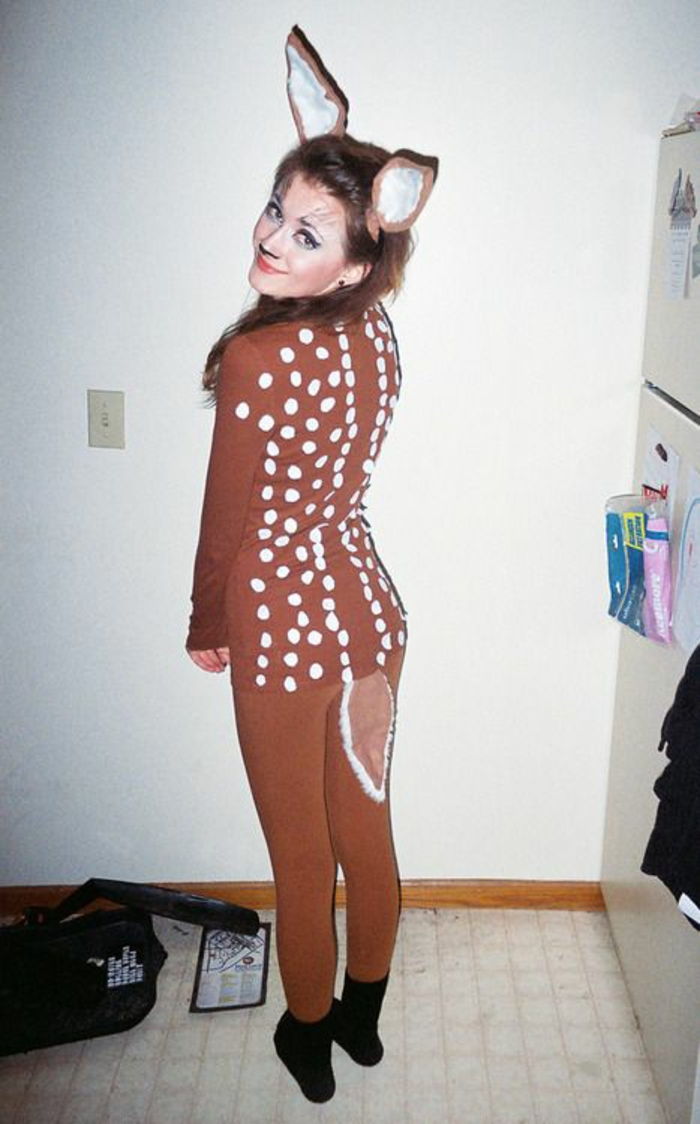 Karnevalové kostýmy pre seba robia Bambi z odevu, hnedej blúzy a nohavíc
