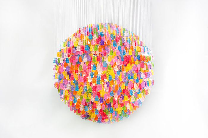 DIY lampe, ekstravagante og kreative ideer til å lage dine egne materialer: fargerike bjørner av akryl