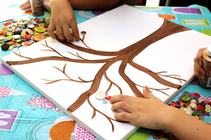 DIY projekt dla dzieci, udekoruj drzewo za pomocą guzików, zapnij je klejem
