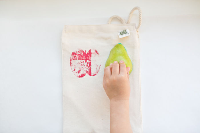 DIY-projekt för småbarn, stämpel gjord av frukter själva, äpple och päron
