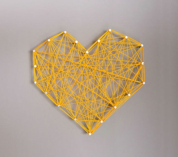 DIY-väggar-make-gul-heart-grå vägg