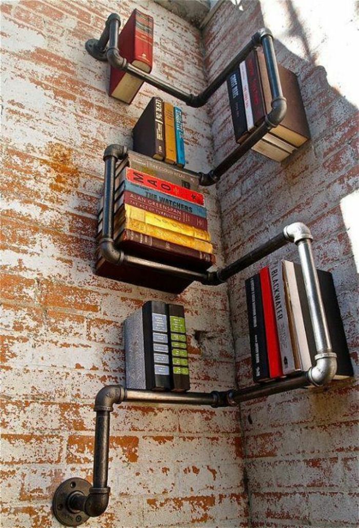DIY-parede prateleira de parede com tijolo-muitos livros e tubos de água preta tubo-prateleiras