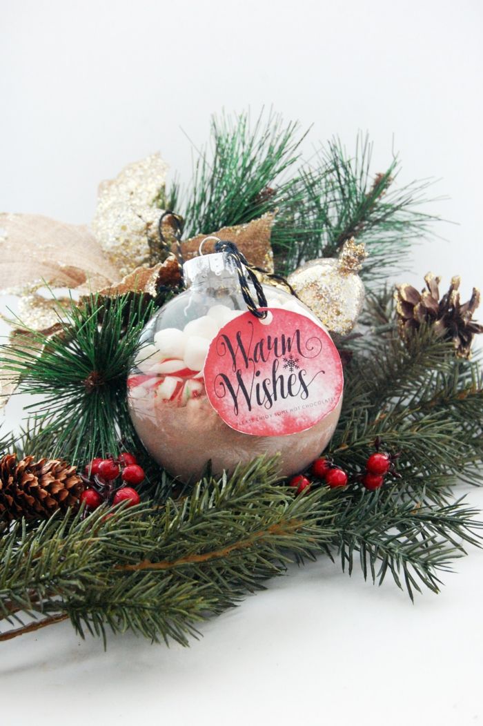 Kalėdinis ornamentas su šokolado milteliais ir skutikomis užpildykite, atvėskite Kalėdų dovanos idėją padaryti save
