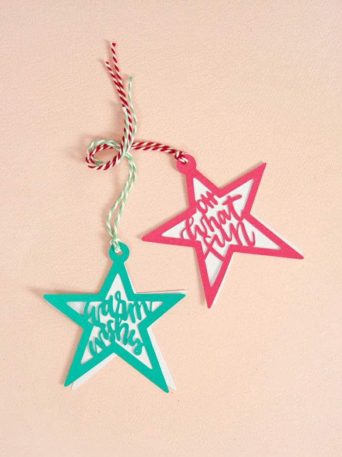Kutting av stjerner med papirmelding, kreativ ide for julekort, gratulerer til jul