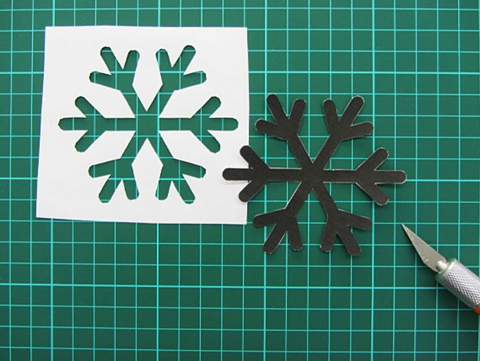 Design julekort selv, klipp ut snøfnugg med kutter, DIY ide for voksne