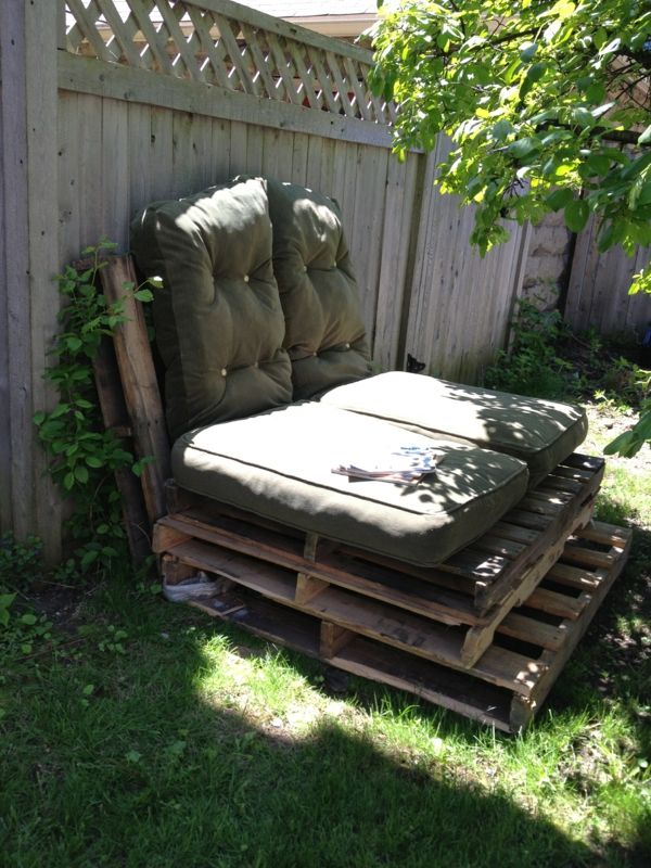 gör-det-själv-idéer-soffa-av-pallar-i trädgården