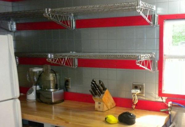 cozinha com prateleiras de arame - telhas vermelhas e cinza