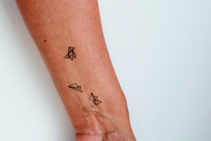 Qui ci sono tre tatuaggi origami al polso - istruzioni per l'origami - idea per un tatuaggio origami