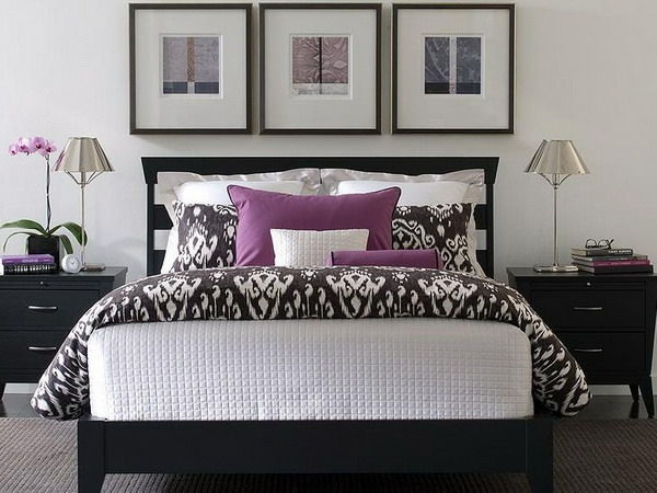 tre-bilder-på-veggen-og-en-vakker-seng-i-soverommet-to lamper