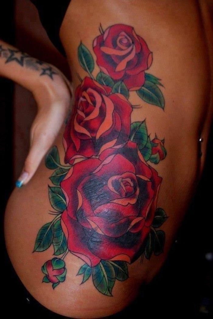 tukaj boste našli idejo za tattoo za roza za ženske tri velike vrtnice z zelenimi listi - tetovirana roka z zvezdicami in modri lak za nohte