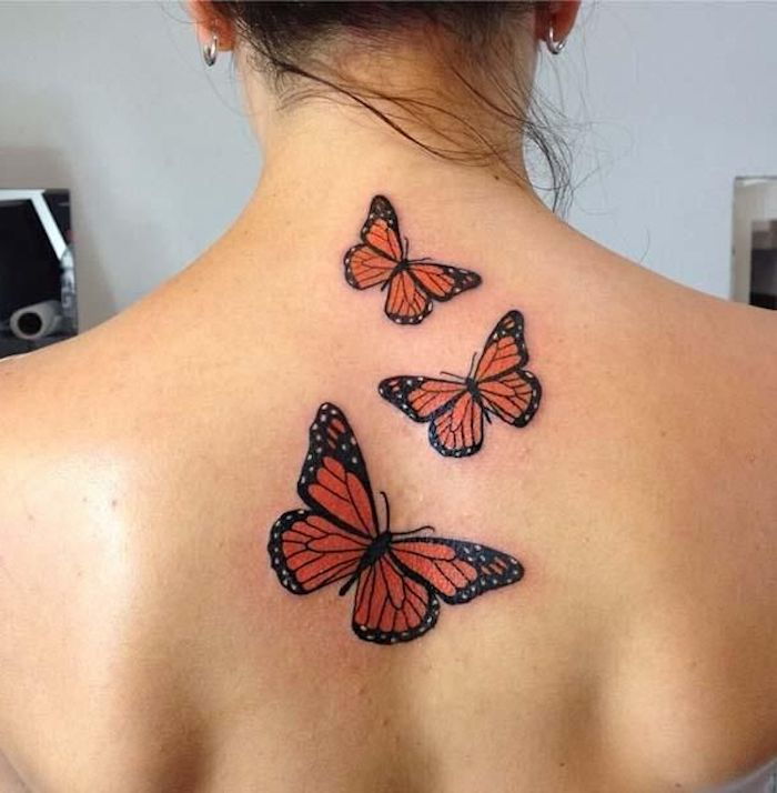 En annen god ide for en 3d tatoveringsfylle på baksiden av en ung kvinne - her finner du dreflygende røde sommerfugler