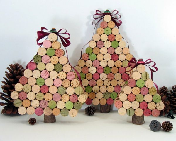 drie kerstbomen-van-gekleurde-kurk-ketellapper-for-decoration