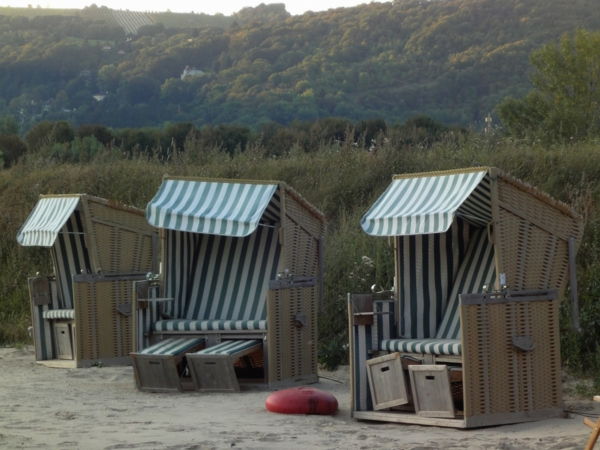 três belas cadeiras de praia única - montanhas atrás