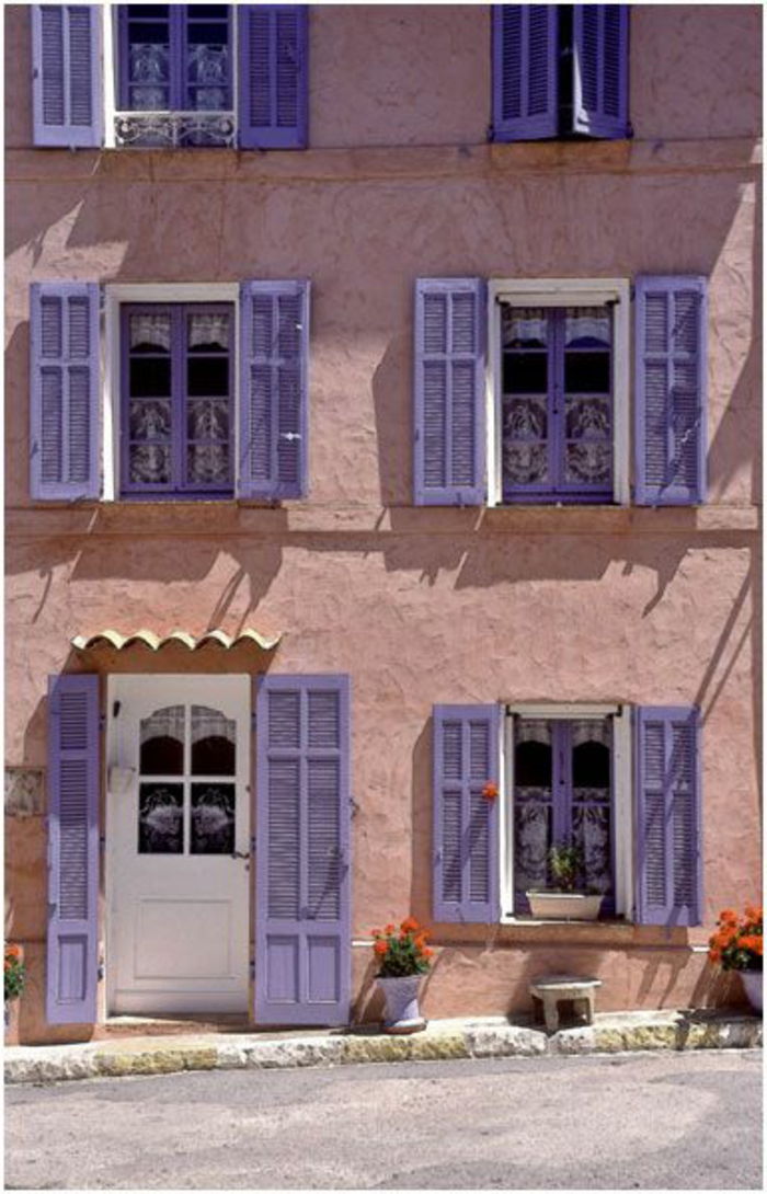 tre piani casa-molti window-viola-negozi-interessante-creativo