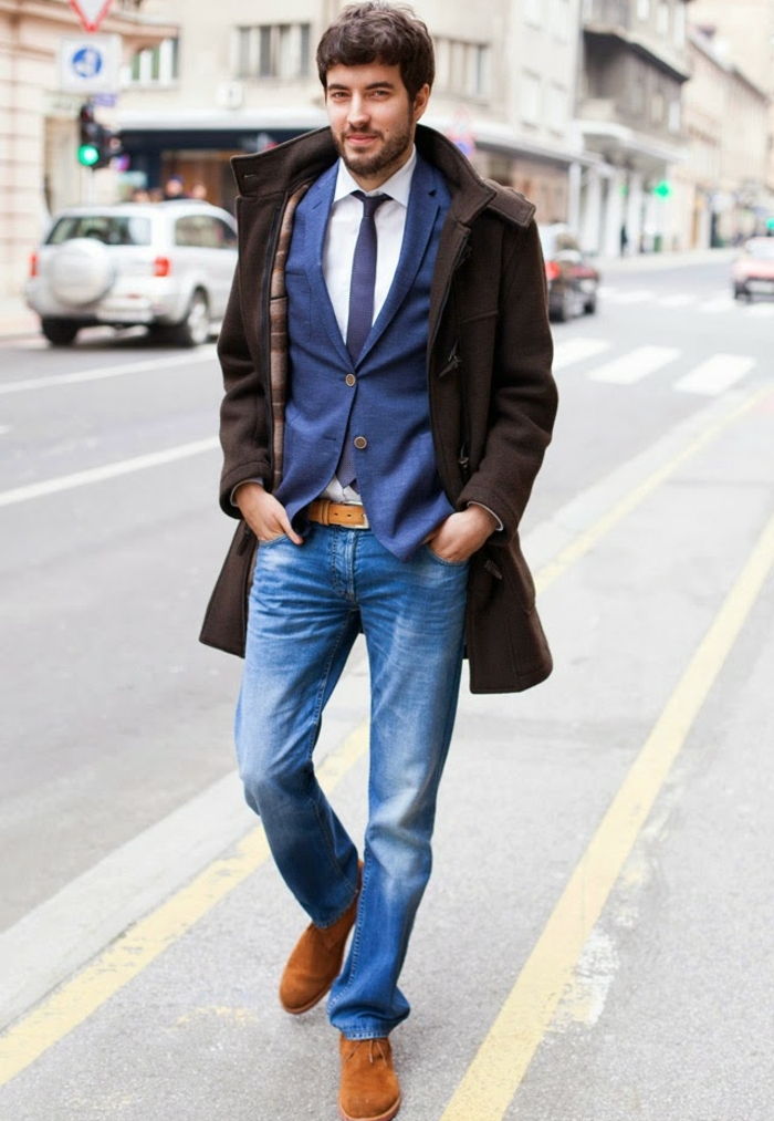jeans com blazer e camisa combinam sapatos azuis brancos marrons e casaco de cinto