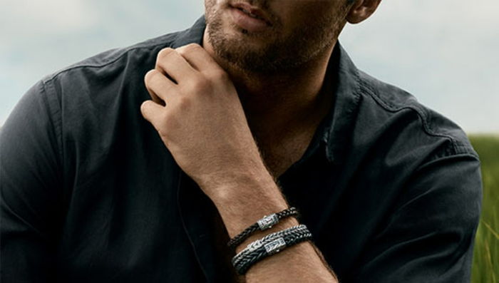 camisa preta com pulseiras pulseira linda homem com barba casual business