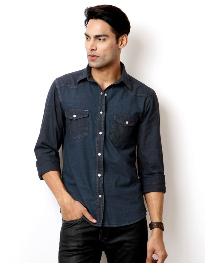 dress code business casual for menn jeans motiv skjorte i mørk blå svart bukser armbånd